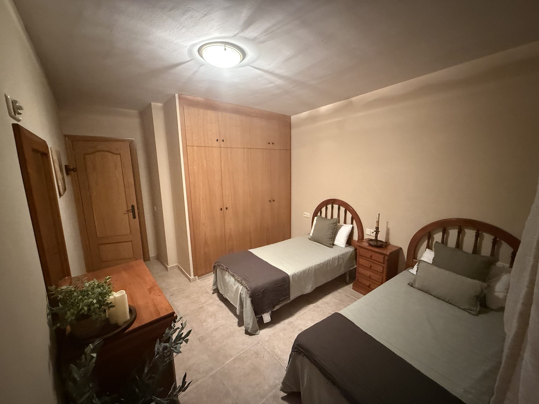Segona habitació amb llits individuals de Cal Quimet