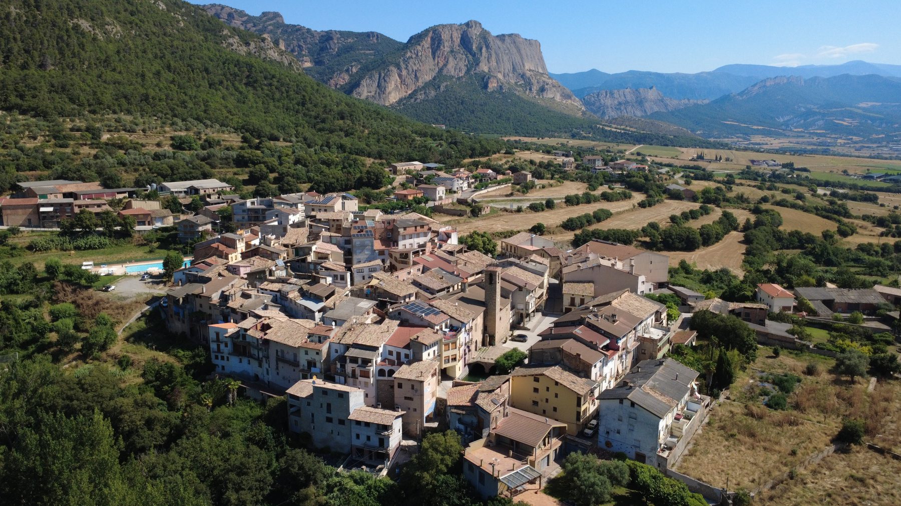 Vista panoràmica de Peramola i el Roc de Rombau